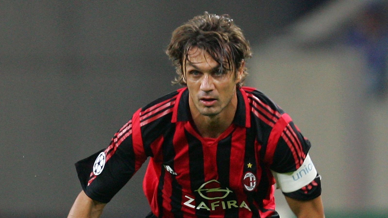 DF là gì? Khám phá về vị trí hậu vệ trên sân bóng Paolo Maldini là huyền thoại sống của bóng đá thế giới